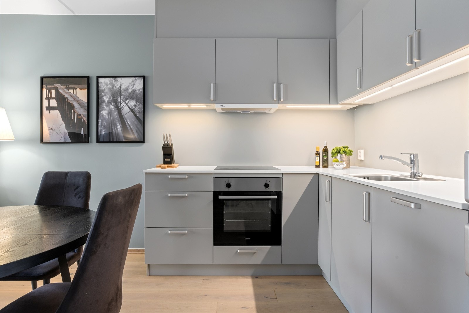 Lyst og pent kjøkken med glatte fronter fra Kvikk Galleribilde