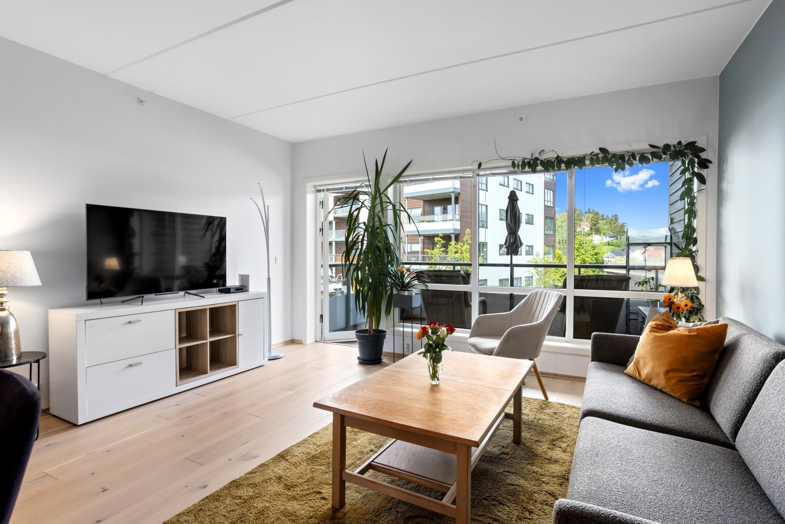 Lys og delikat stue med god takhøyde Galleribilde