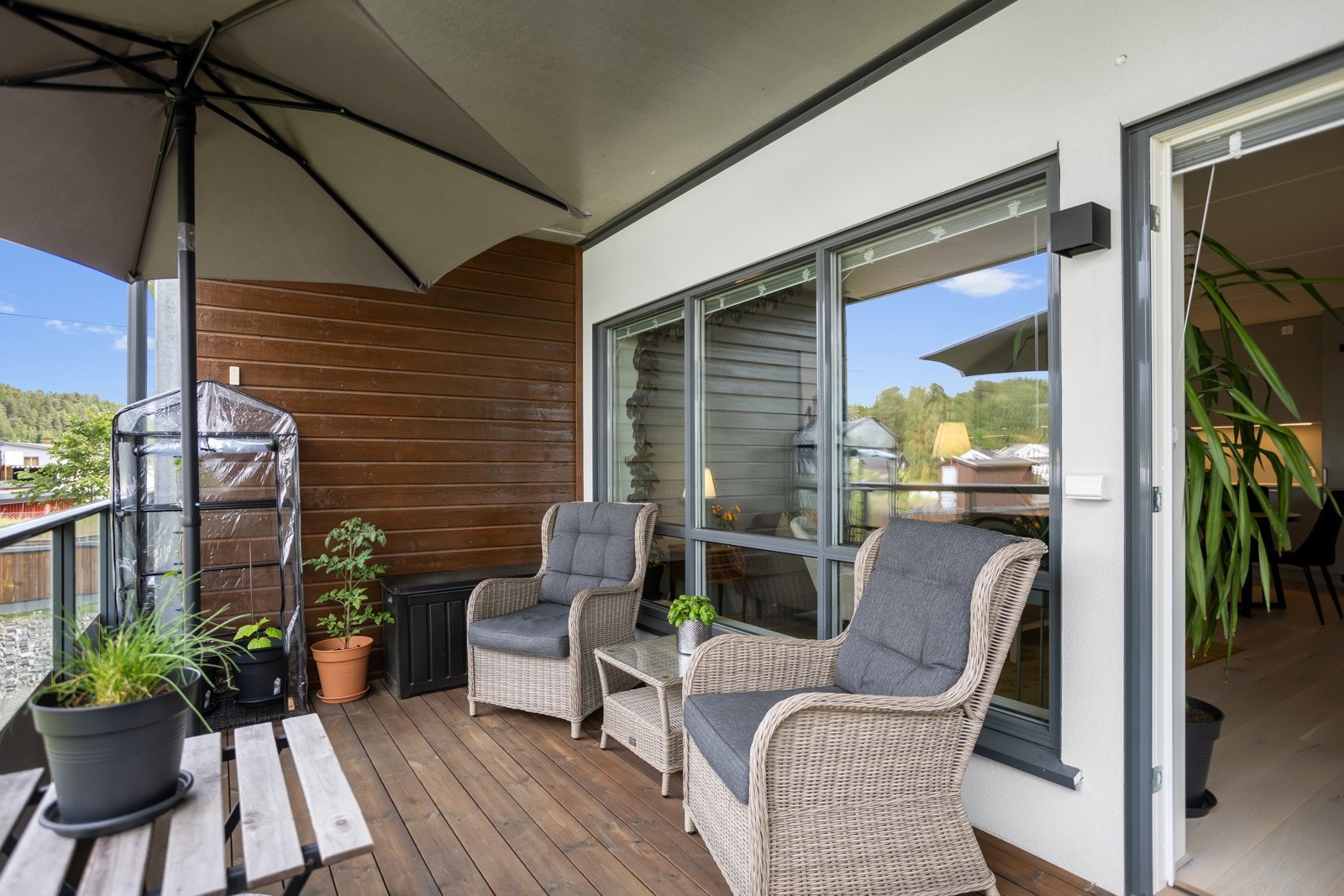 Romslig balkong med god plass til utemøbler Galleribilde