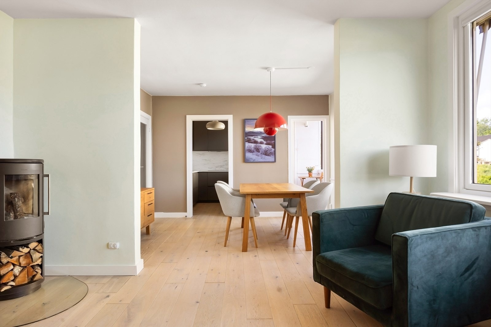 Rominndelingen på stuen, er godt tilrettelagt for hyggelig spisestue og man beholder fortsatt en romslig og stor stue med god plass til sofa Galleribilde