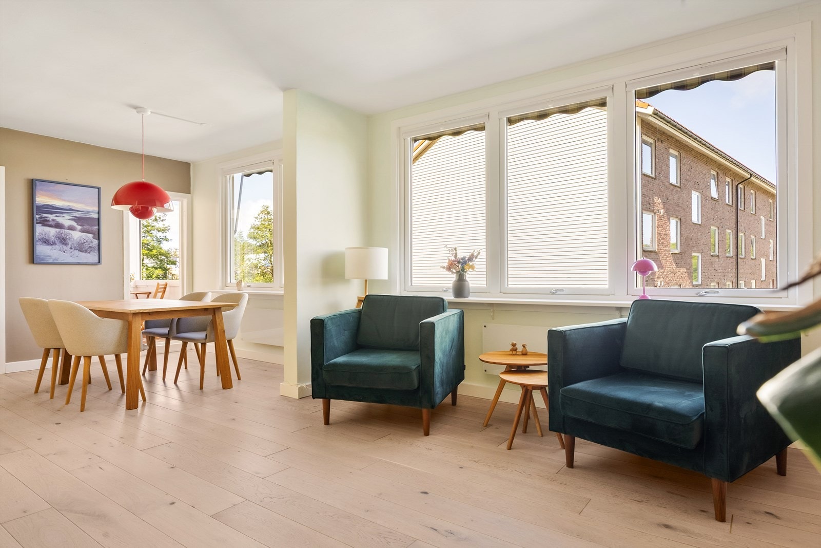 Fra spisestuen er det utgang til balkongen på ca. 4 m² - perfekt for å nyte solrike ettermiddager og sene sommerkvelder med utsyn mot nærområdet. Galleribilde