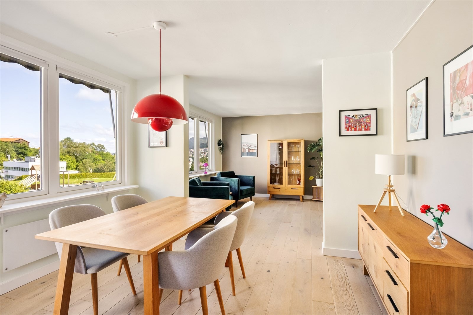 Stuen har enstavs eikeparkett på gulvet og malte plater på vegg i tidsriktige farger som videreføres i resten av leiligheten, noe som gir en helhetlig og moderne stil. Galleribilde