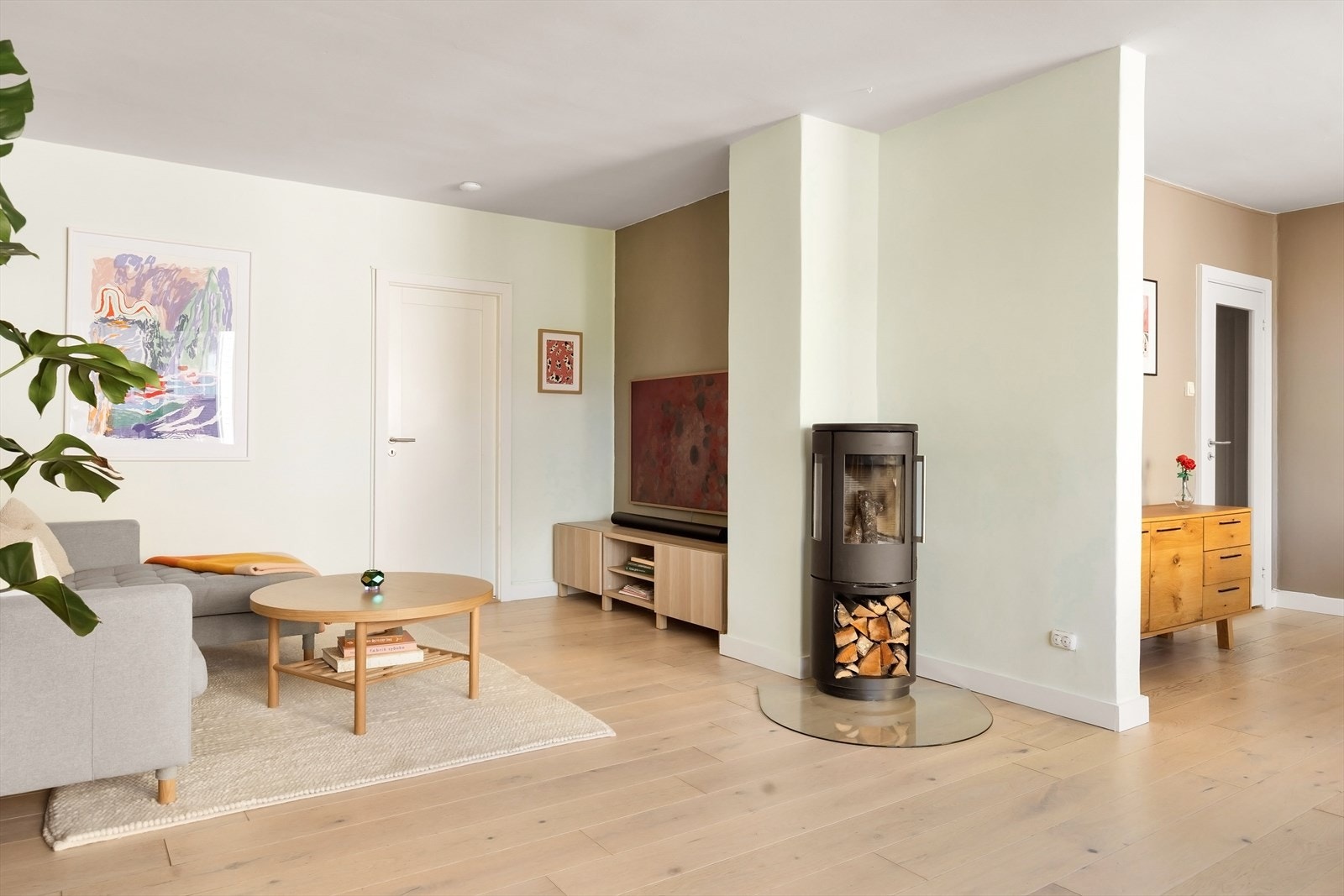 Leiligheten har oppvarming fra en herlig rentbrennende vedovn som gir både varme og hygge på kjølige dager. Galleribilde