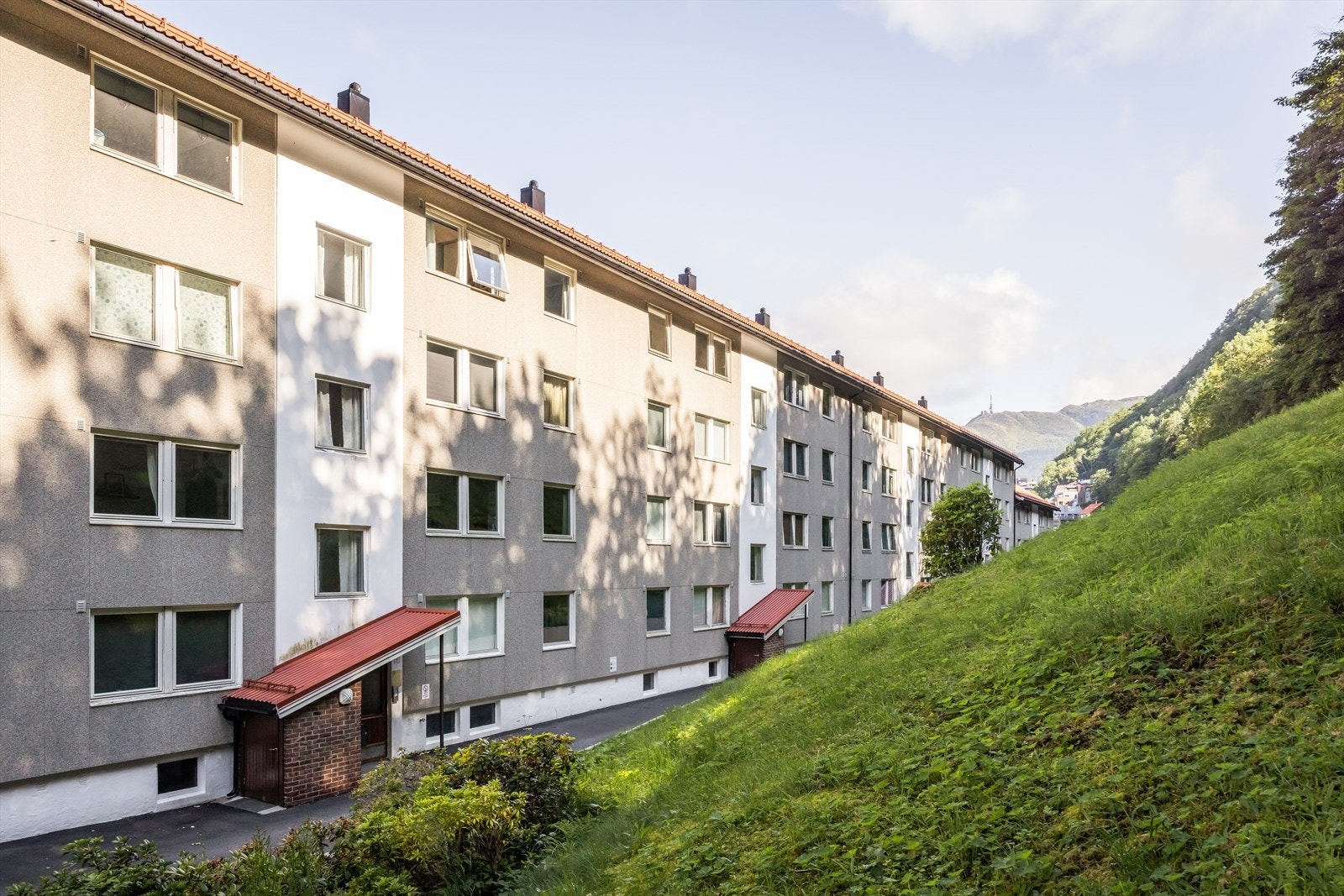 Leiligheten har en attraktiv og sentral beliggenhet i et veletablert boligområde på Landås - et område som kombinerer rolige, grønne omgivelser med nærhet til alt man trenger i hverdagen. Galleribilde
