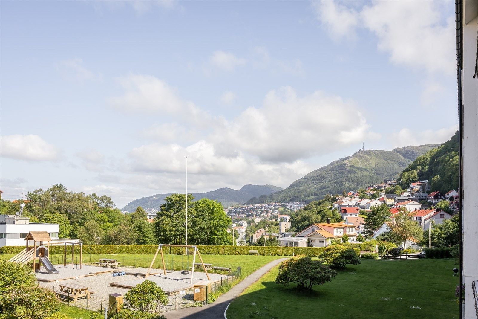 Kollektivtilbudet er svært godt. Like ved eiendommen går buss med hyppige avganger og direkteforbindelse til Bergen sentrum. Galleribilde