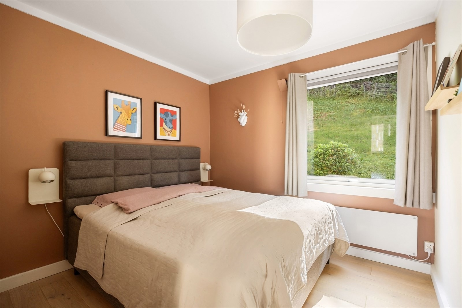 Leiligheten byr på tre soverom, som måler henholdsvis 11,4 m², 6,4 m² og 5,8 m². Galleribilde
