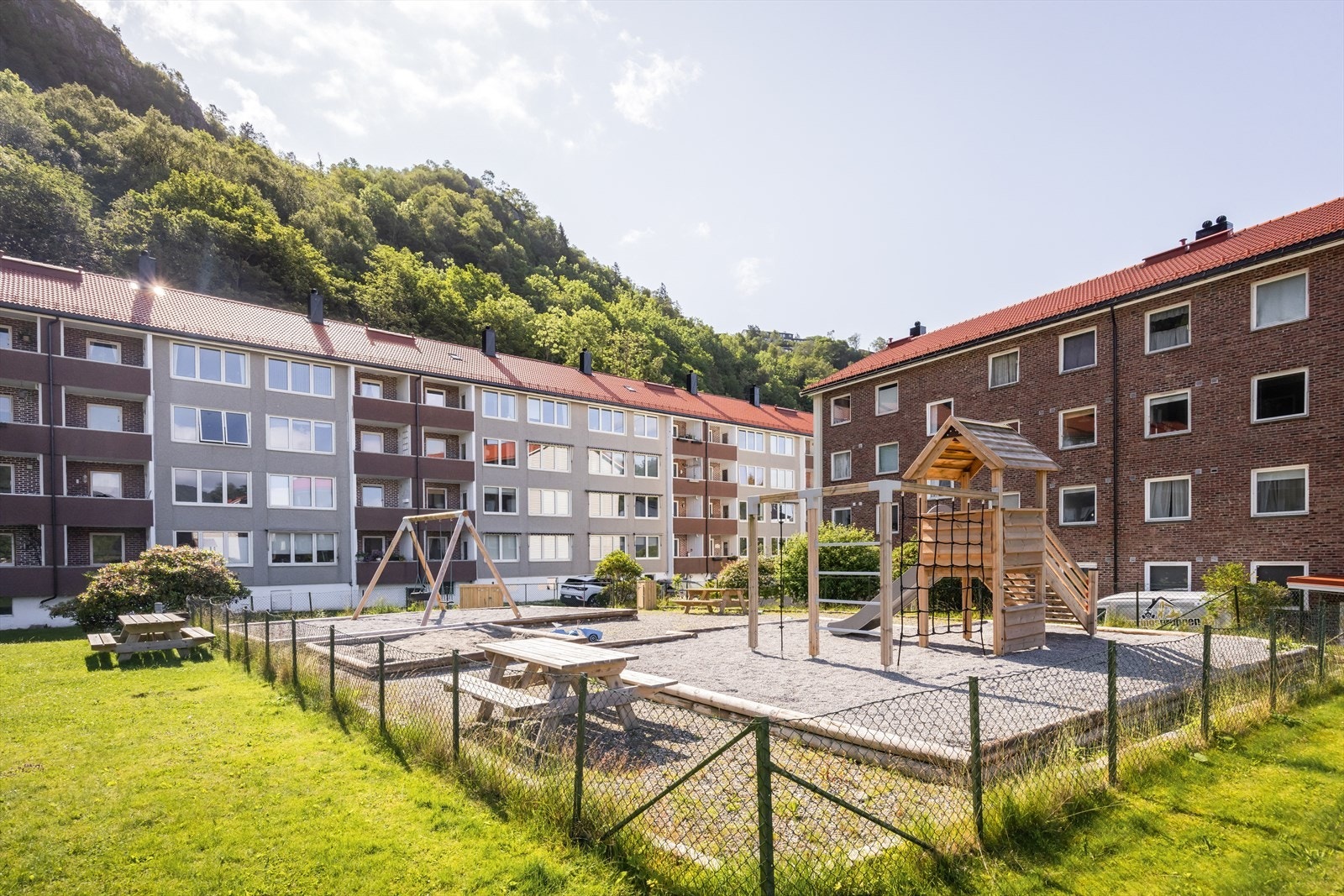 Tomten er pent opparbeidet med grøntområder og lekeplass. Galleribilde