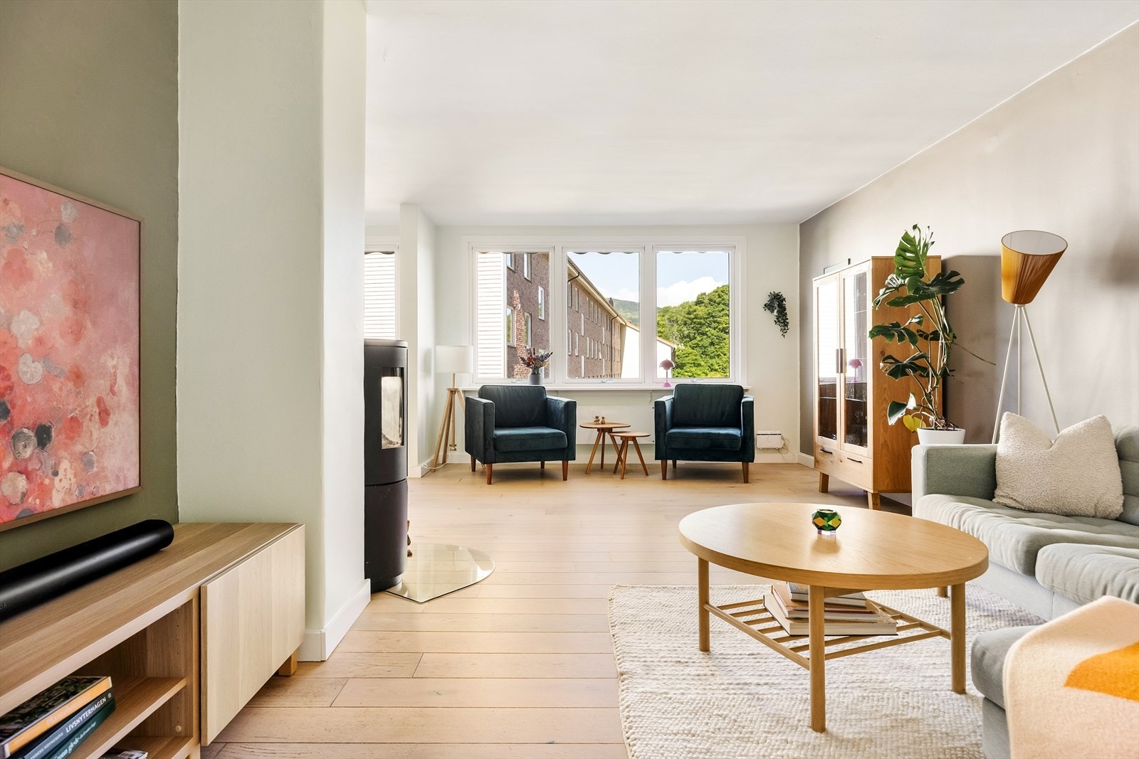 De store vindusflatene slipper inn rikelig med naturlig lys, som bidrar til en lys og luftig atmosfære i rommet. Galleribilde