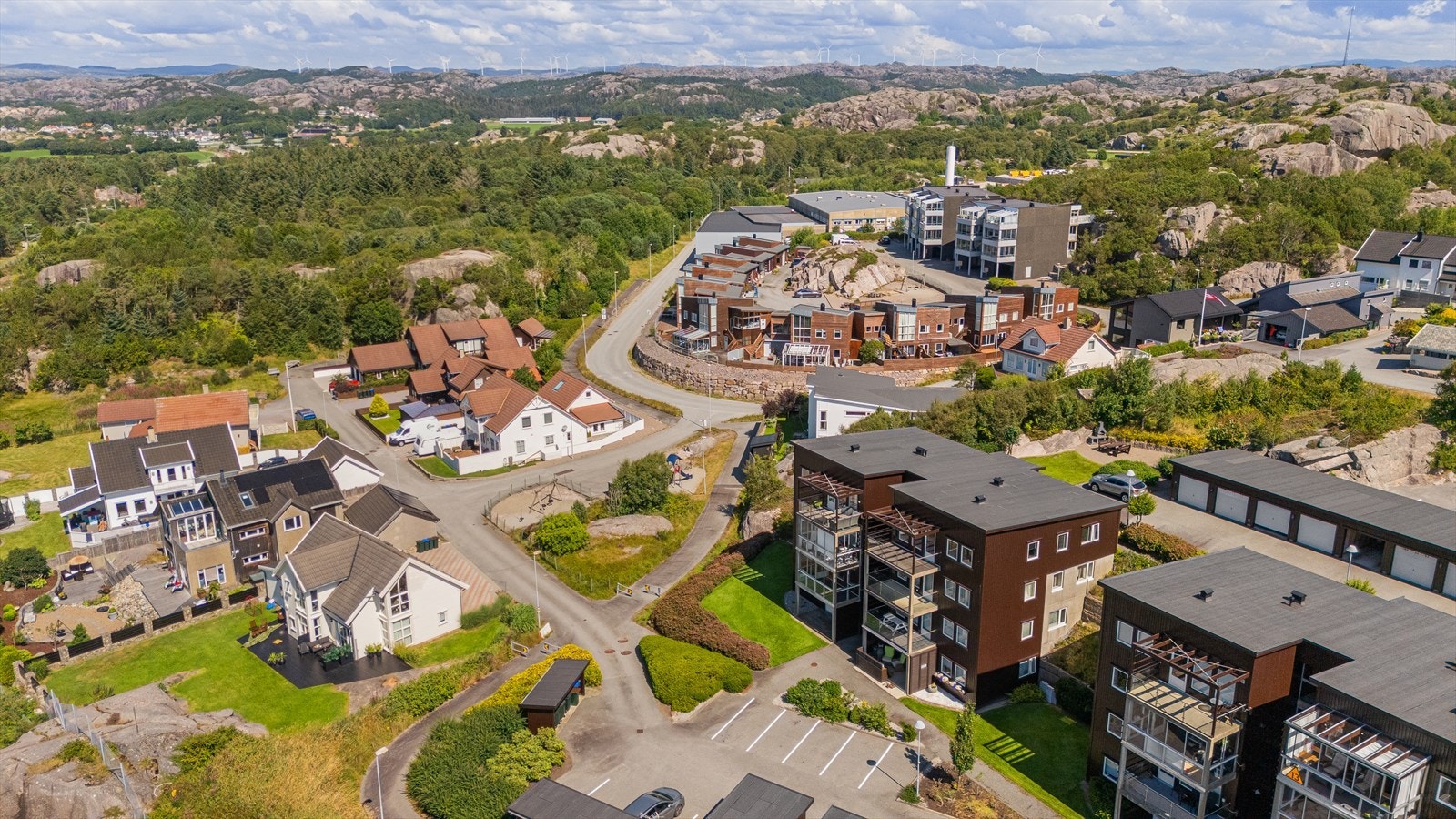 Etablert boligområde bestående av både enebolig og leilighetsbebyggelse Galleribilde