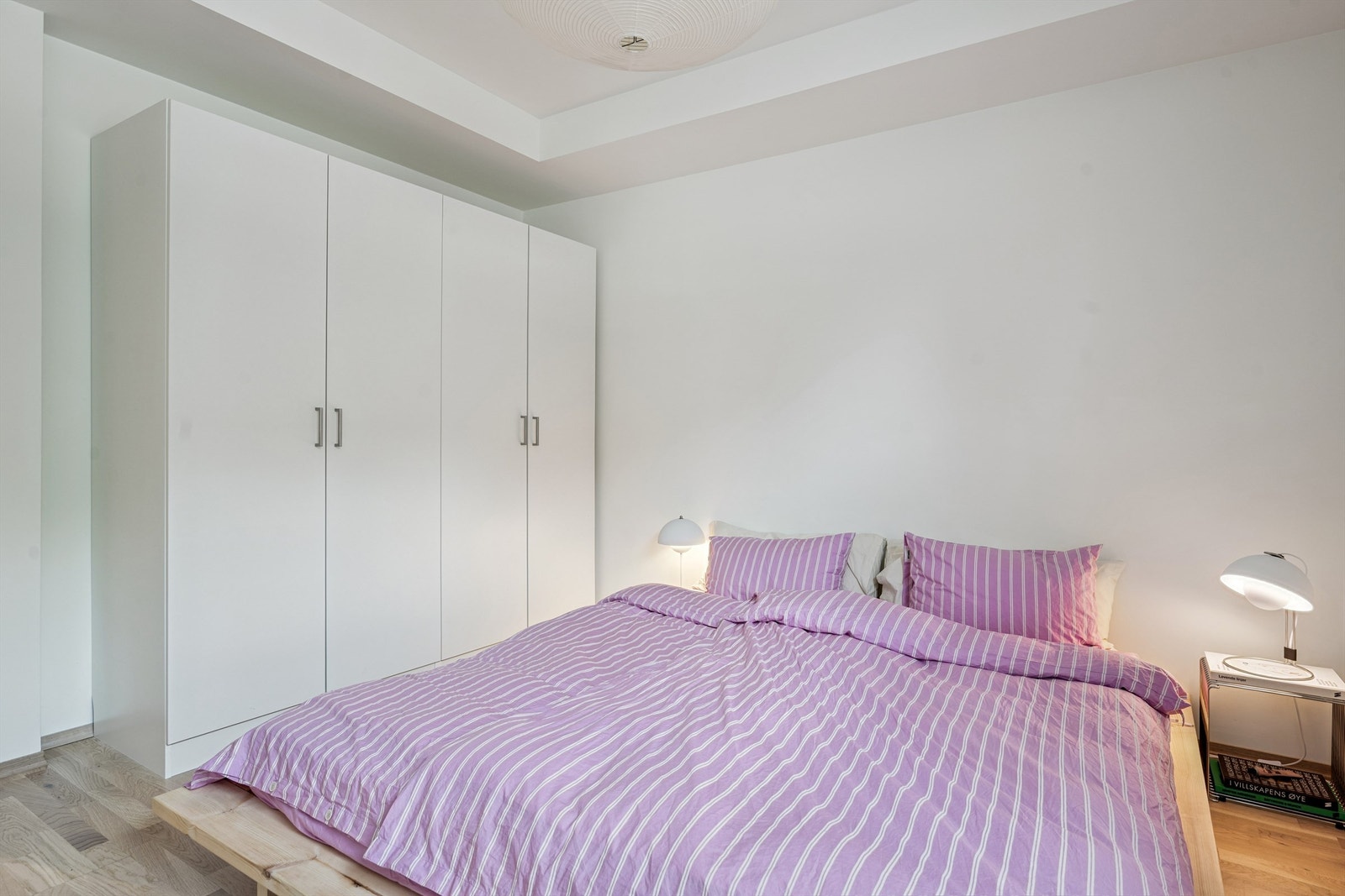 Hovedsoverommet har plass til dobbeltseng og garderobeløsning Galleribilde