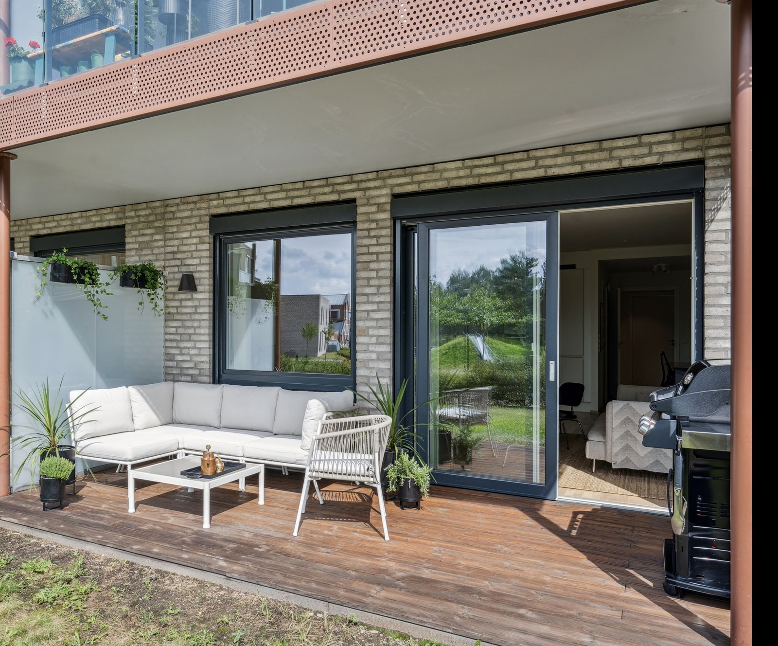 Solrik markterrasse med god plass til både utemøbler og grill Galleribilde