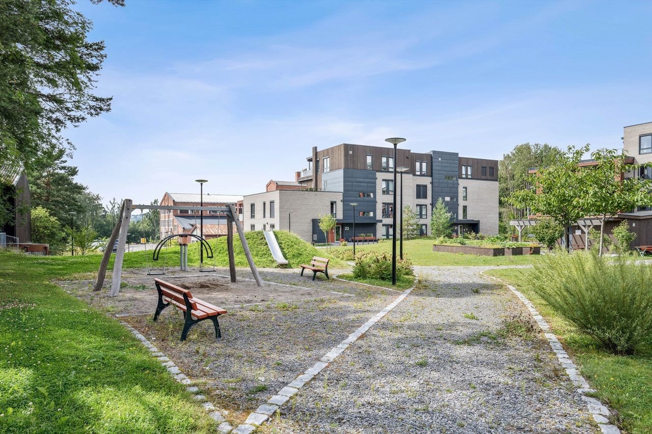 Nærområdet har lekeplass og grønne omgivelser Galleribilde