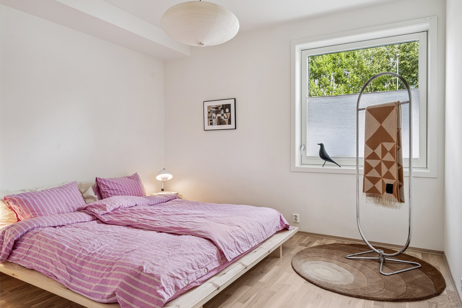 Leiligheten inneholder to soverom av god størrelse. Taklampe på soverom følger ikke med. Galleribilde