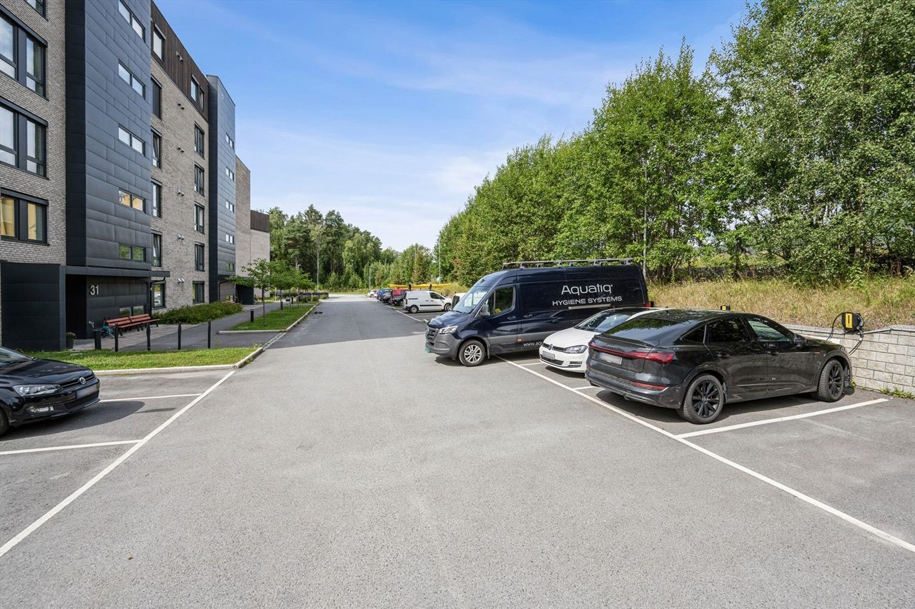 Biloppstillingsplass med elbillader følger leiligheten Galleribilde