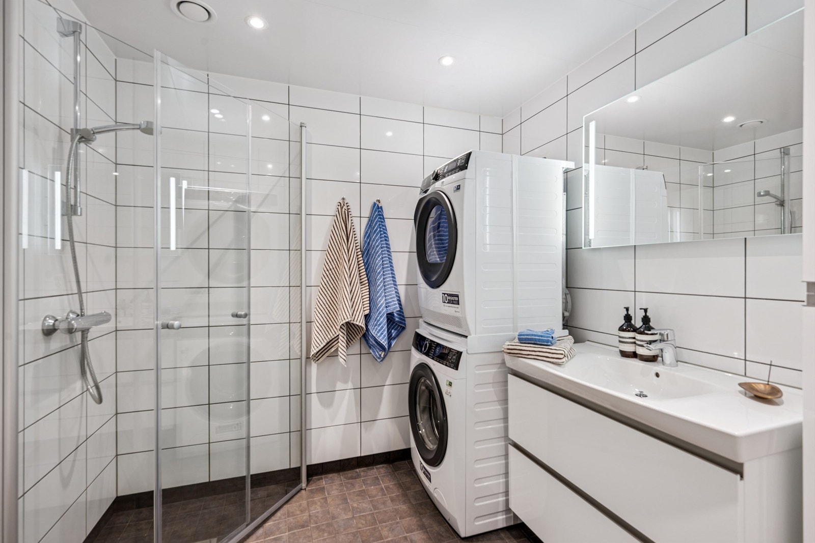 Flislagt bad med vannbåren varme i gulvet Galleribilde