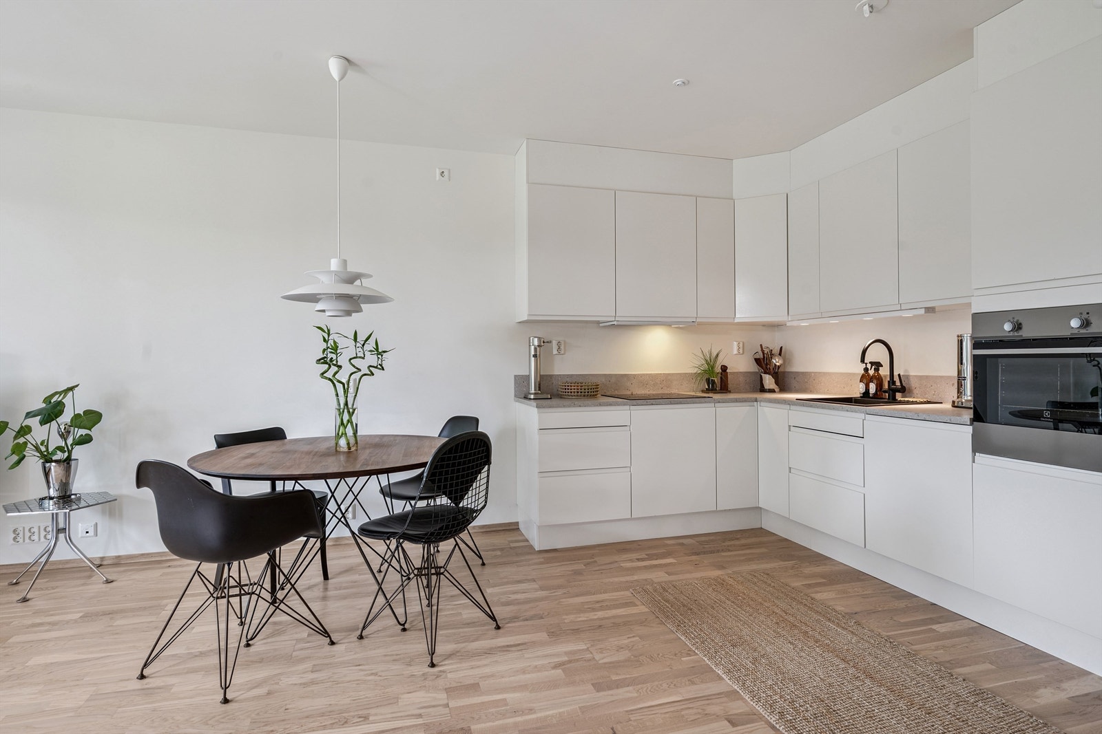 Kjøkkenet er fra Norema med et stilrent design og integrerte hvitevarer. Taklampe over spisebord følger ikke med. Galleribilde