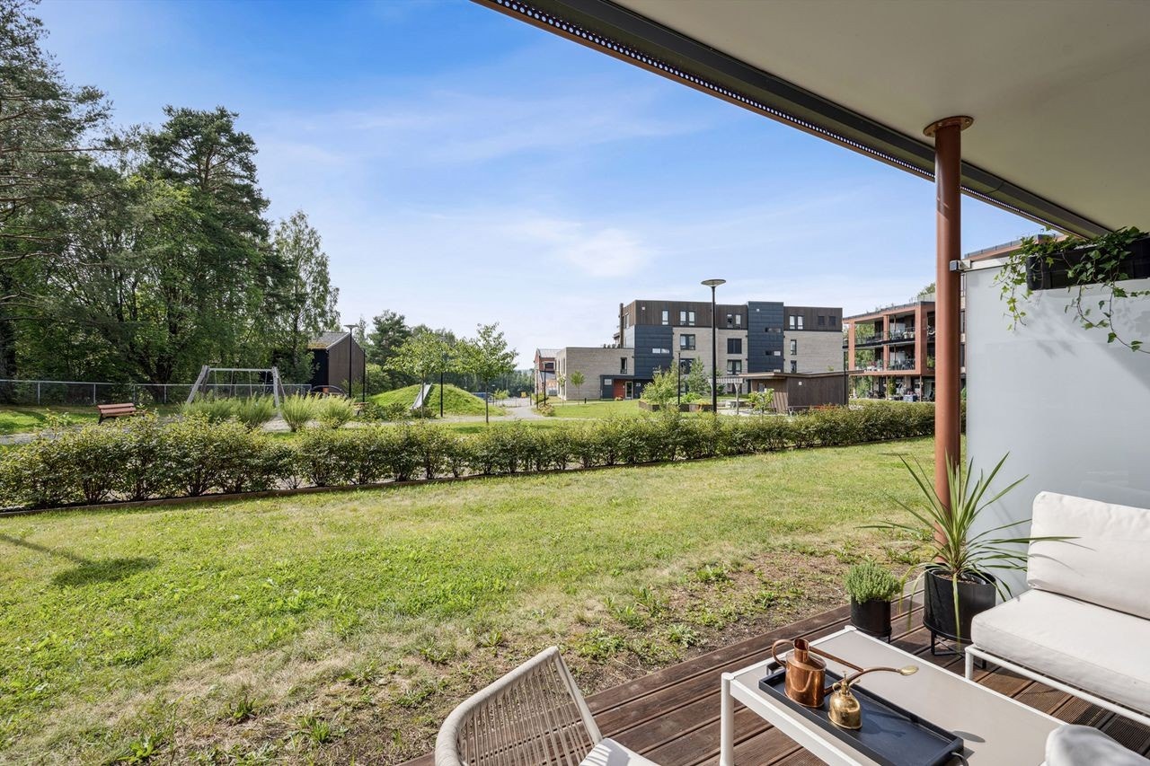 Terrassen vender mot vest og felles uteområder Galleribilde