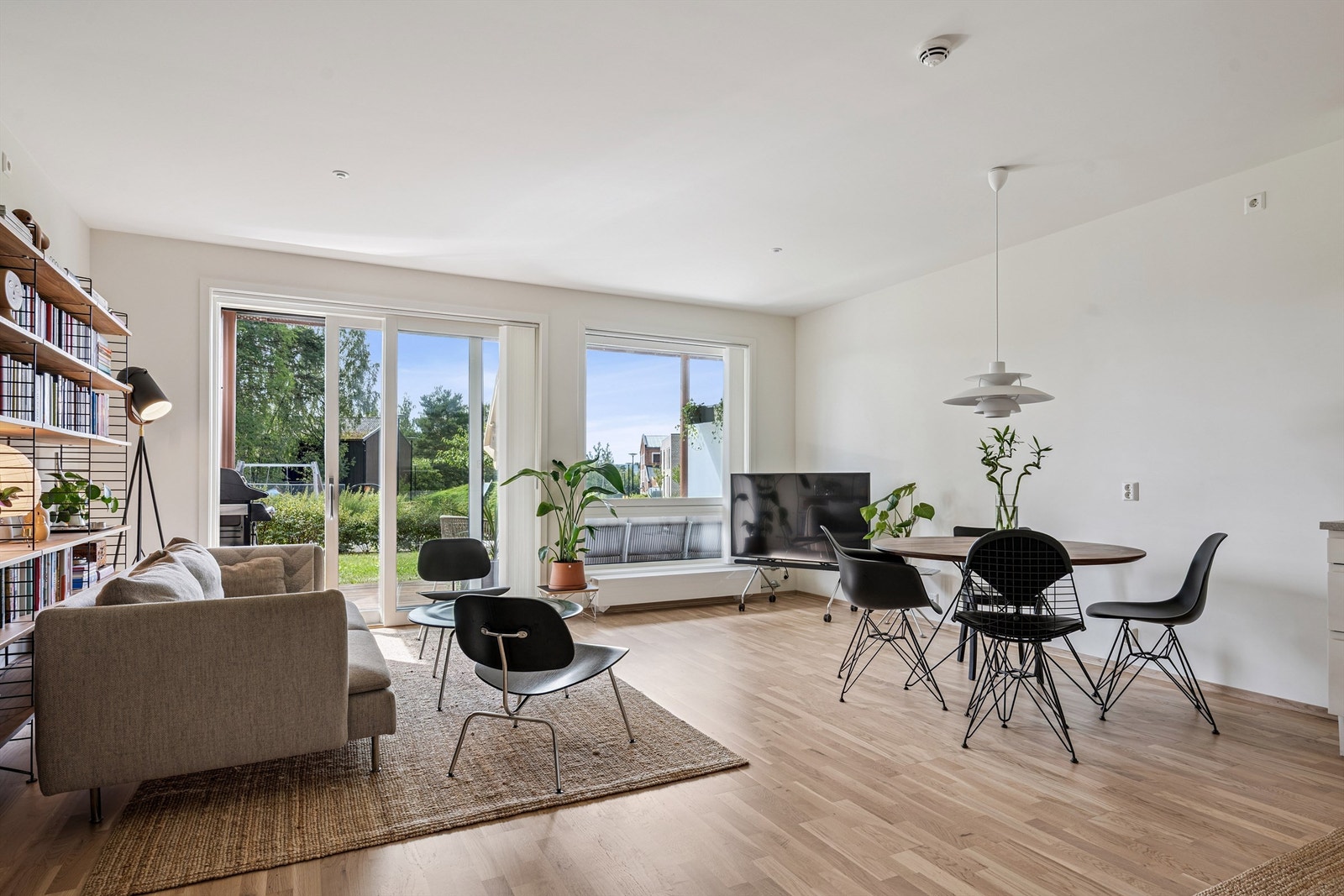 Fra stuen er det utgang til vestvendt terrasse. Det er montert utvendig og innvendig solskjerming på alle vinduer Galleribilde