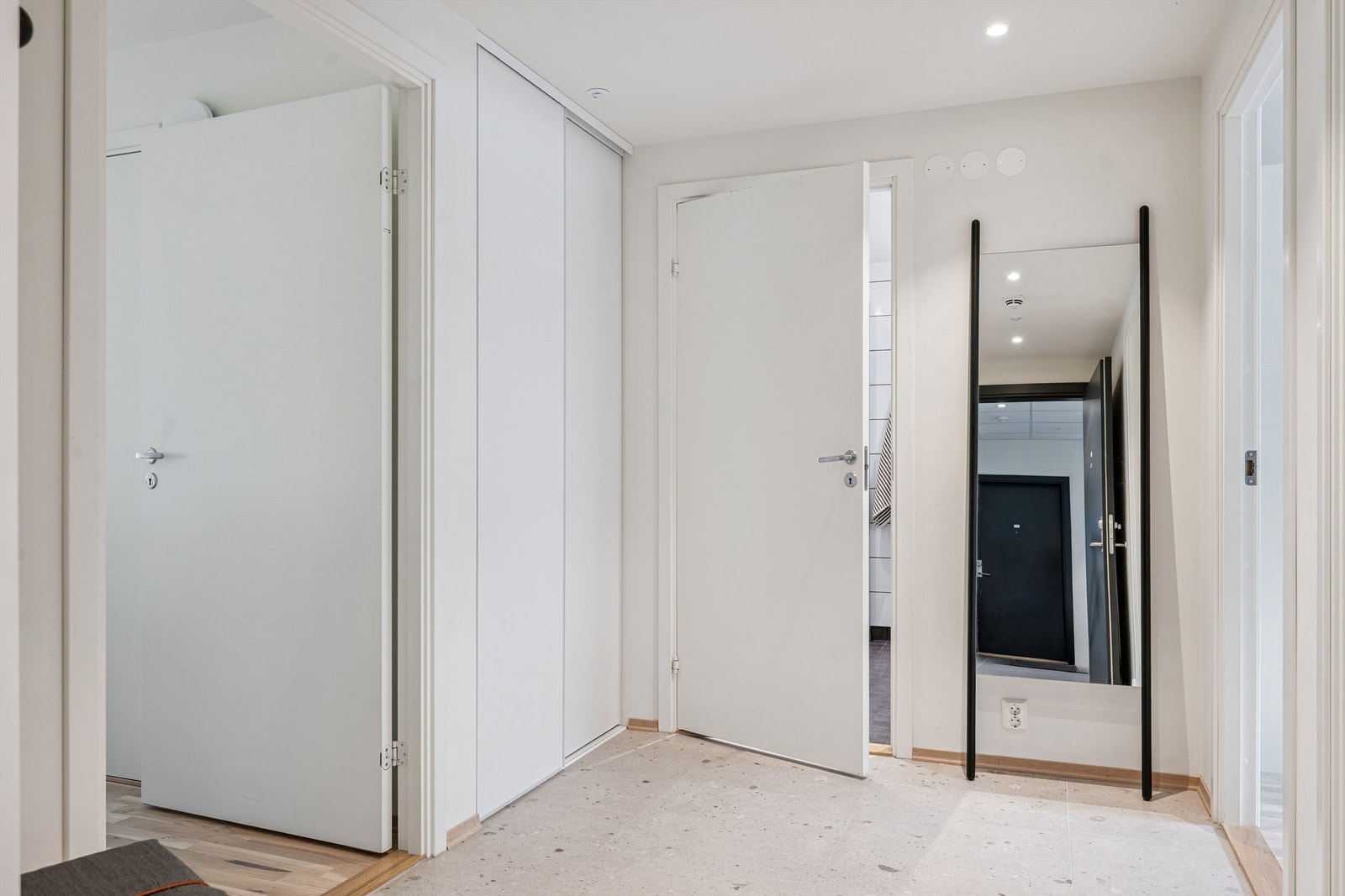 Romslig entré med porttelefon, downlights i himling og praktisk skyvedørsgarderobe Galleribilde