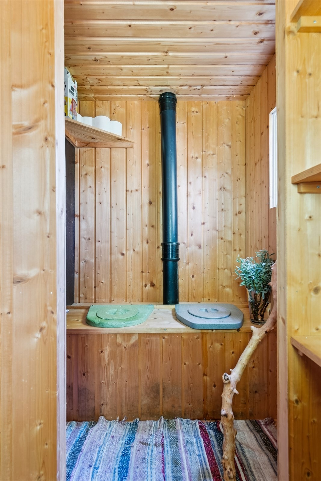 Utedo i uthuset Galleribilde