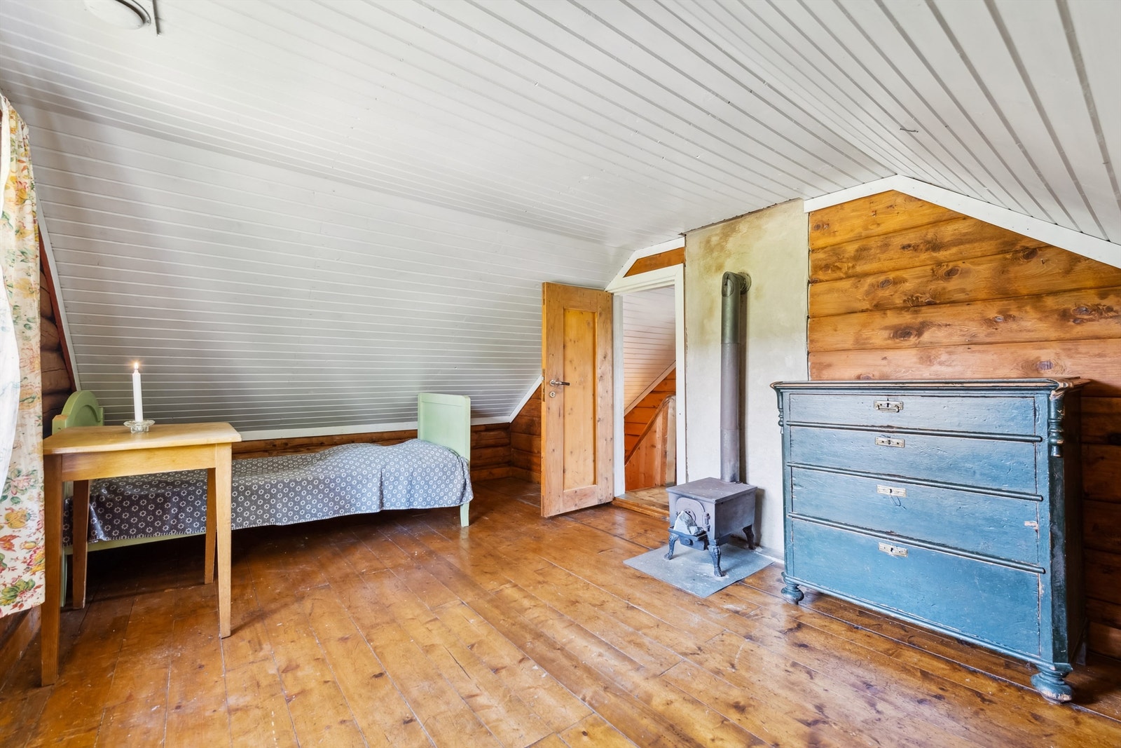 Rommene er ikke godkjent for varig opphold. Det er en vedovn i etasjen, som ifølge eier ikke er i bruk. Galleribilde