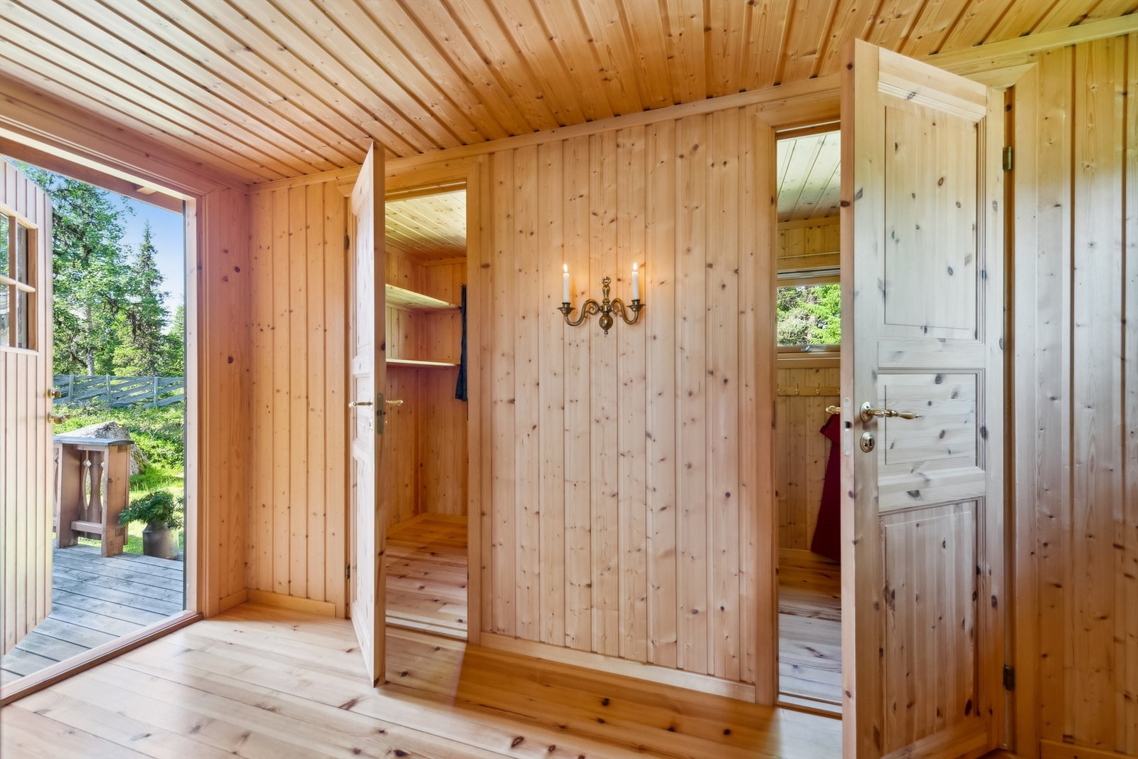 Hytta har tilbygg fra 2000 som rommer gang, hyttebad og bod. Galleribilde