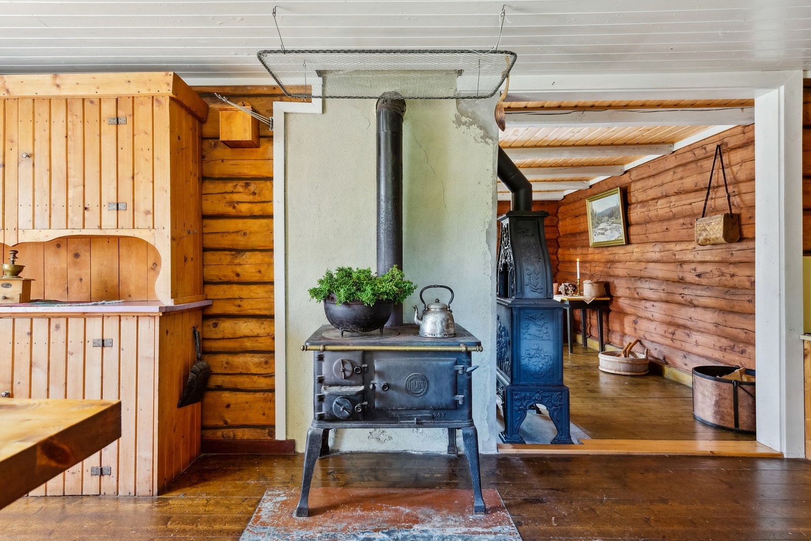 Kjøkkenet er enkelt innredet med plass til spisebord og er utstyrt med kokebluss for matlaging. Galleribilde