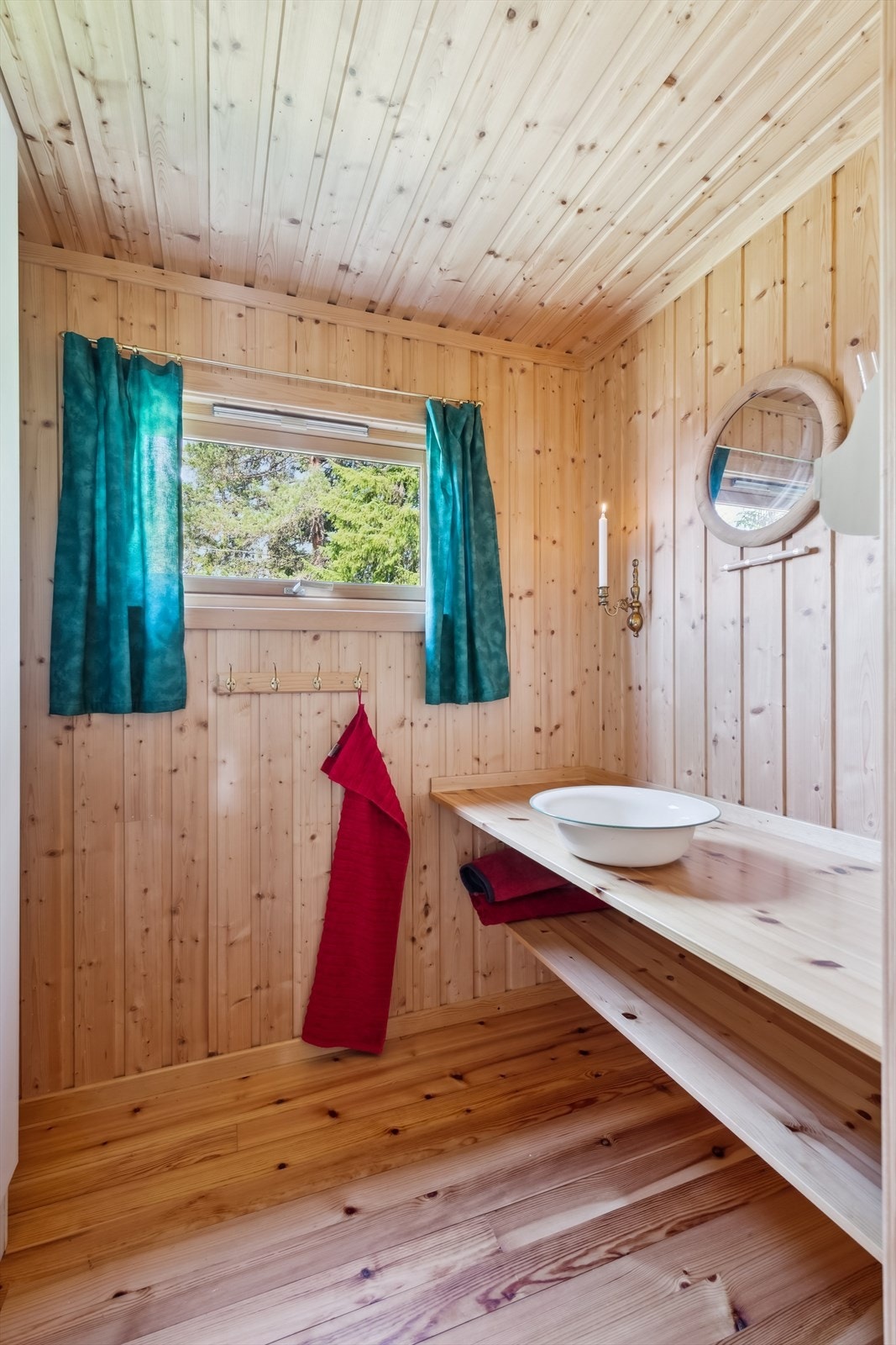 I tilbygget fra 2000 finnes et rom benevnt som vaskerom/ hyttebad. Hytta har ikke innlagt vann eller avløp, så rommet er ikke utstyrt, men gir fleksibilitet for fremtidig bruk og tilpasning. Galleribilde