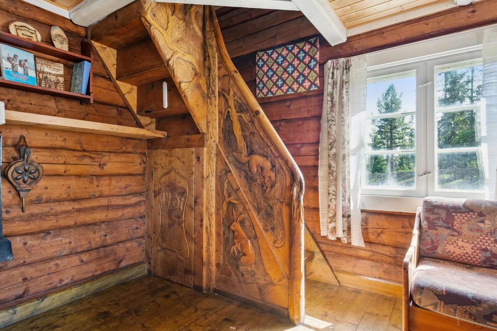 Unikt trapp med særpreg som gir karakter til stuen og leder til 2.etasje Galleribilde