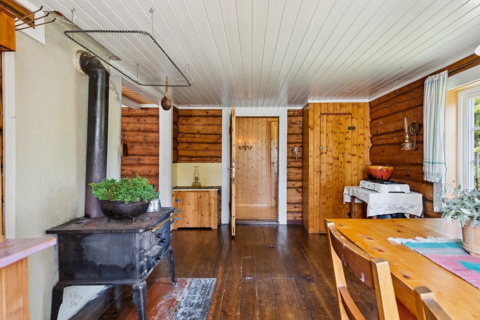 En eldre vedkomfyr er plassert på kjøkkenet, men har ifølge eier ikke vært i bruk de siste årene. Galleribilde