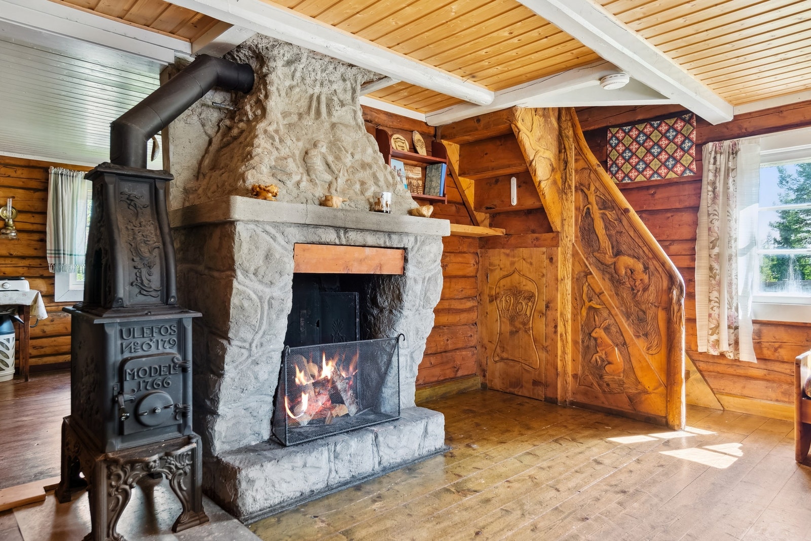 Stua er utstyrt med både en murt, åpen peis og en vedovn som gir gode oppvarmingsmuligheter. Galleribilde