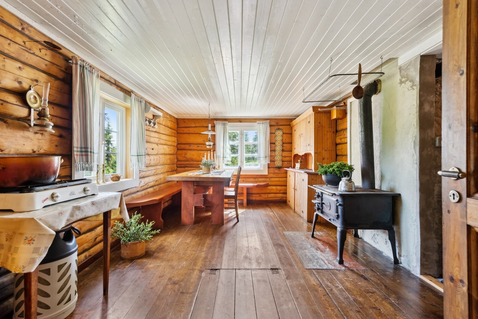 Kjøkkenet har plass for spisegruppe Galleribilde