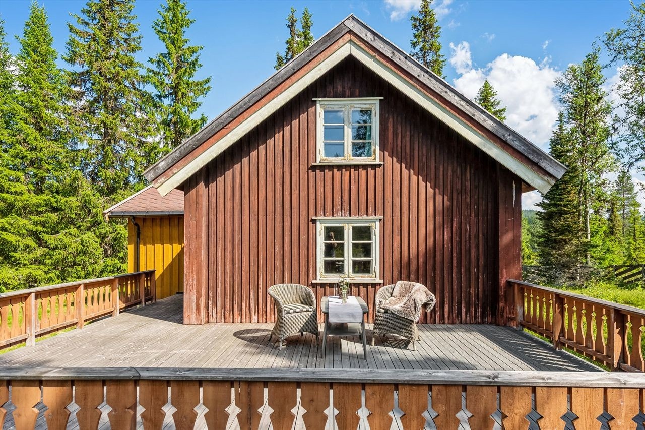 En romslig terrasse på ca. 38m² strekker seg langs hyttas vest- og nordside, med direkte utgang fra stuen. Terrassen ble bygget i 2000. Galleribilde