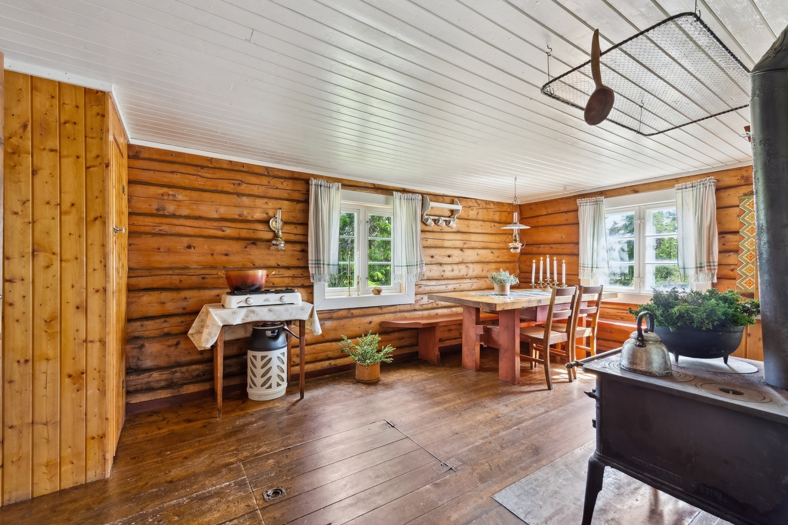 Det er påvist betydelige fukt- og råteskader i bjelkelaget i kjelleren under kjøkkenet, noe som har gitt TG3. Det må påregnes utskifting av deler av bjelkelaget. Galleribilde