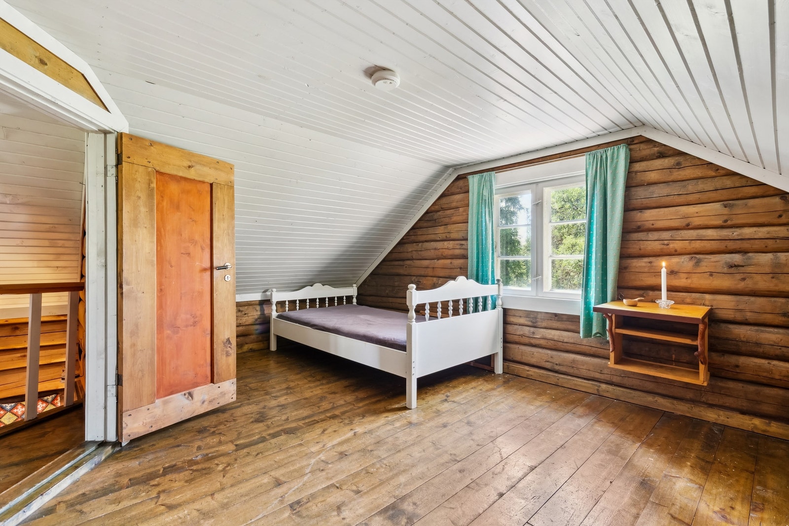 Takhøyden i denne etasjen er målt til mellom 187 og 189 cm, som er under kravet for måleverdig areal. Rømningsveiene fra soverommene tilfredsstiller ikke dagens forskriftskrav. Galleribilde