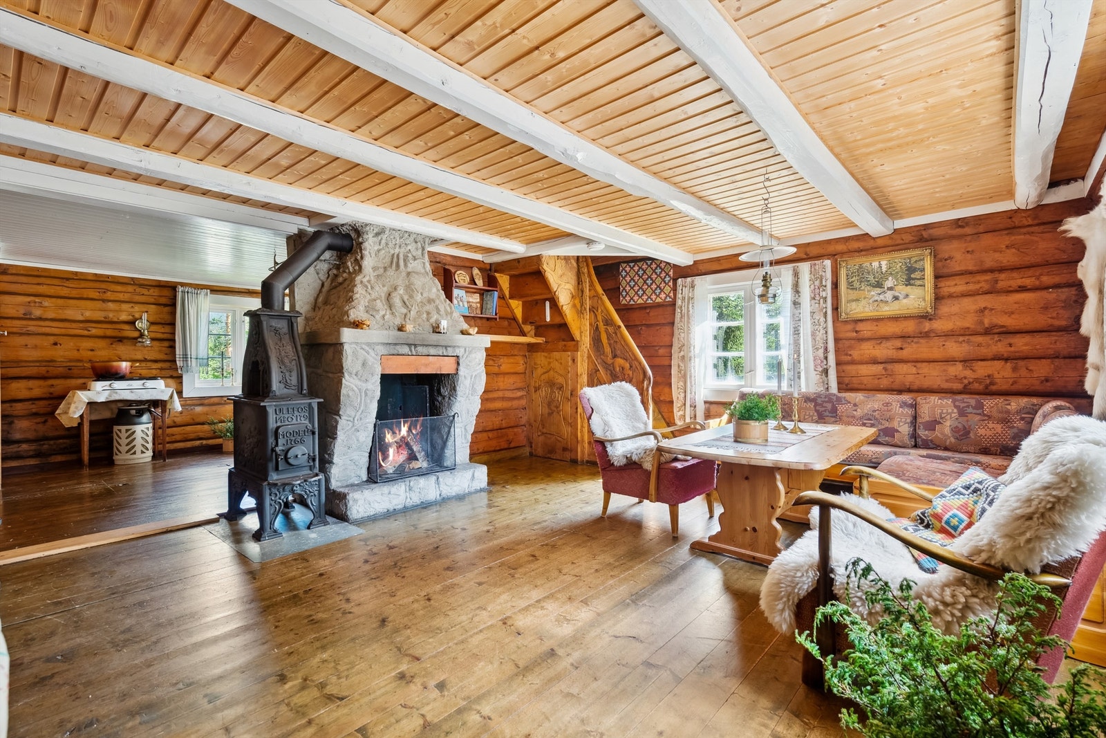 Stuen ligger i hyttas opprinnelige del fra 1937 og har vegger i laftet tømmer. Galleribilde