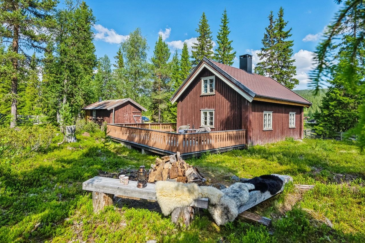 Sjarmerende hytte over en og en halv etasje på Gammelskolla i Ringsakerfjellet, opprinnelig oppført i 1937. Galleribilde