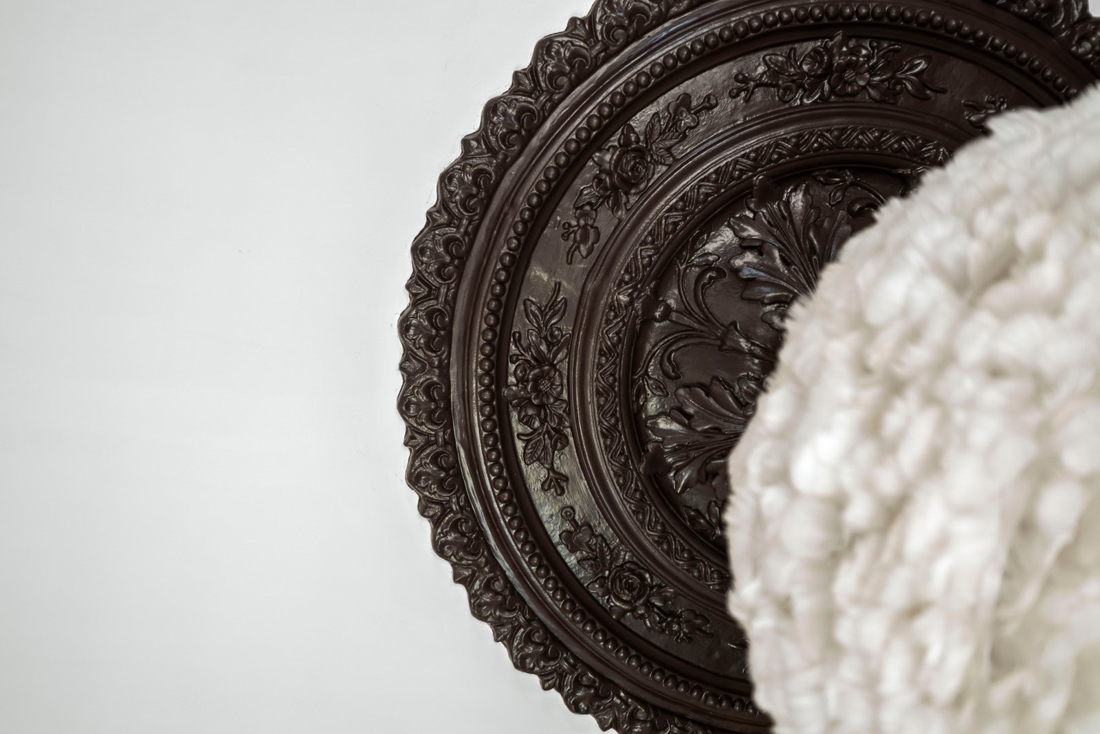 Leiligheten har flott klassiske elementer som originale tregulv, langstrakte vinduer, en generøs takhøyde, samt rosett og stukkatur. Galleribilde