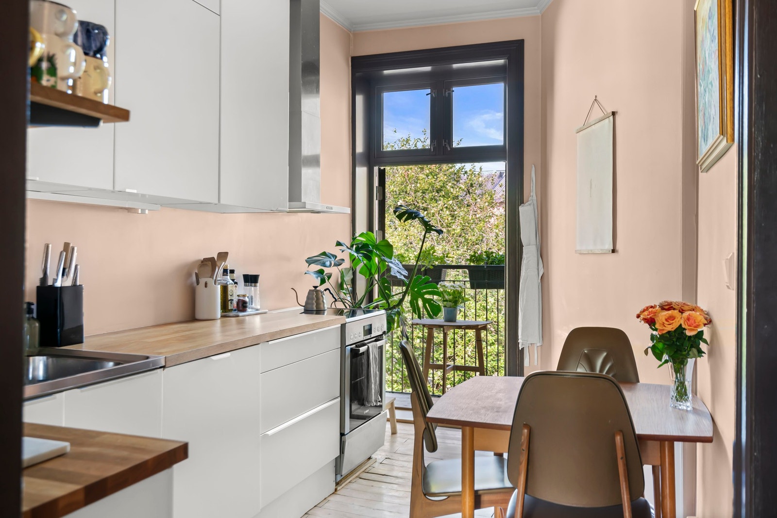 Hyggelig kjøkken vendt mot bakgården. Galleribilde