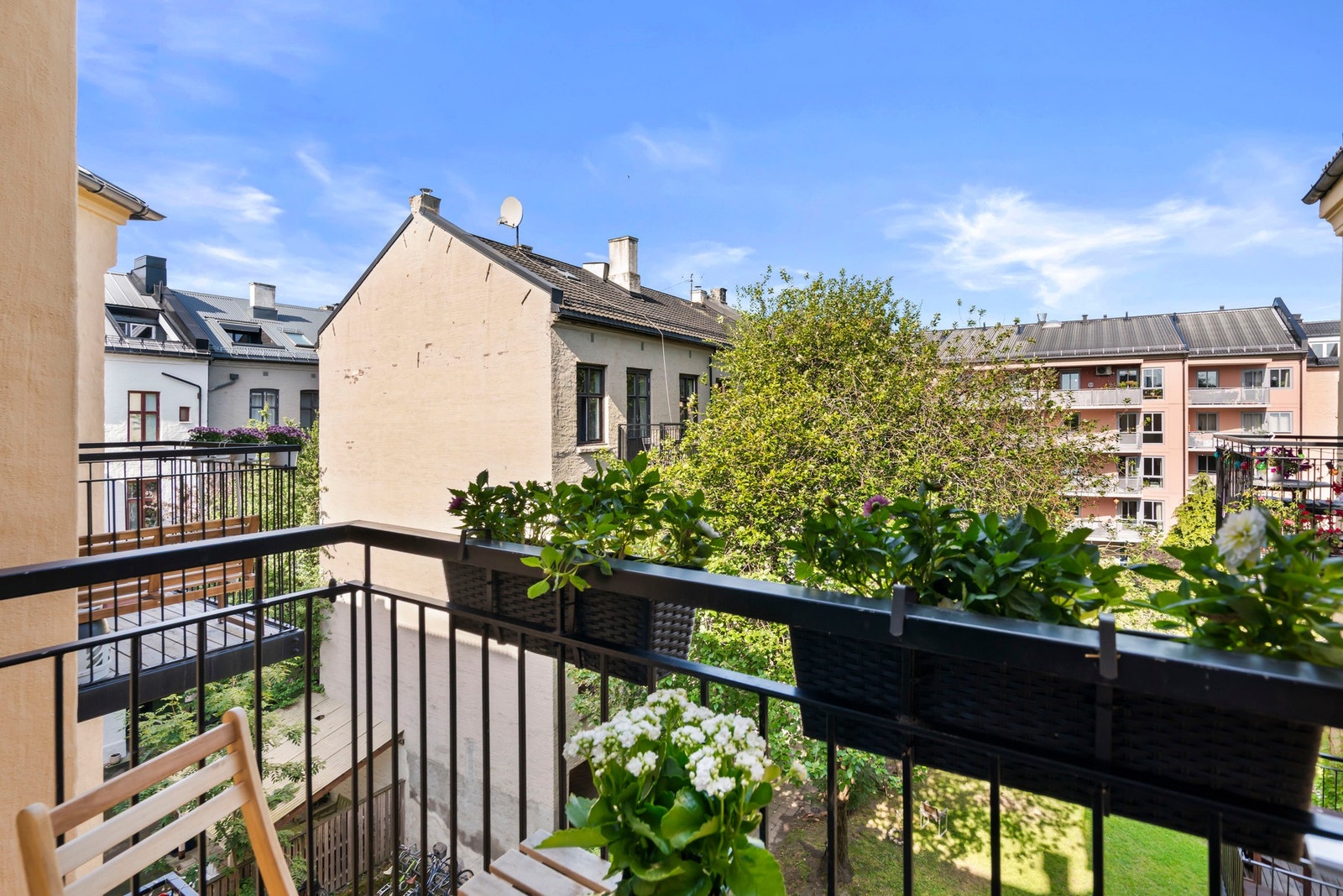 Fra kjøkkenet har man direkte utgang til hyggelig balkong mot frodig og flott opparbeidet gårdsrom. Galleribilde