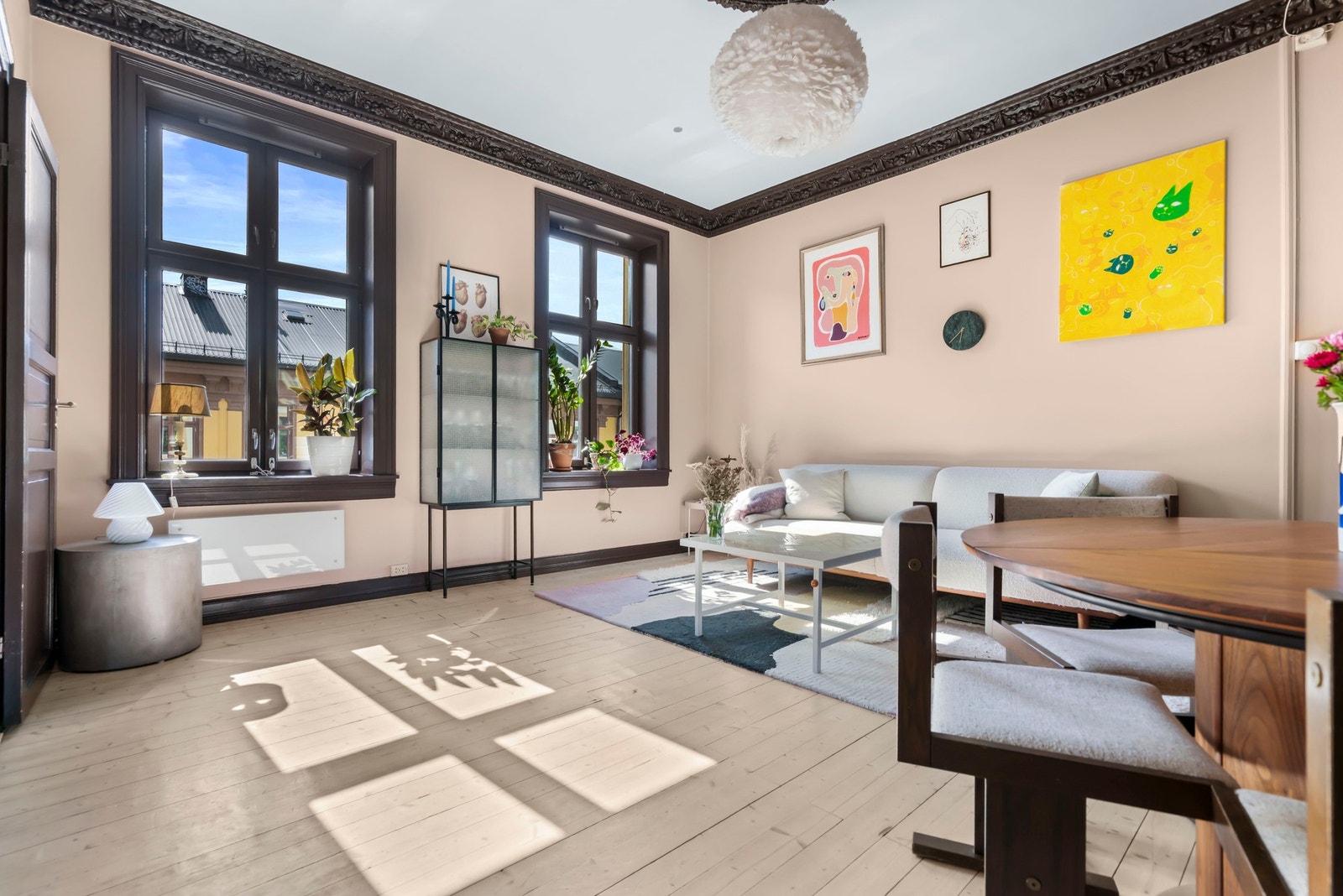 Stuen har en god størrelse og kan enkelt innredes med sofagruppe og spisebord. Galleribilde