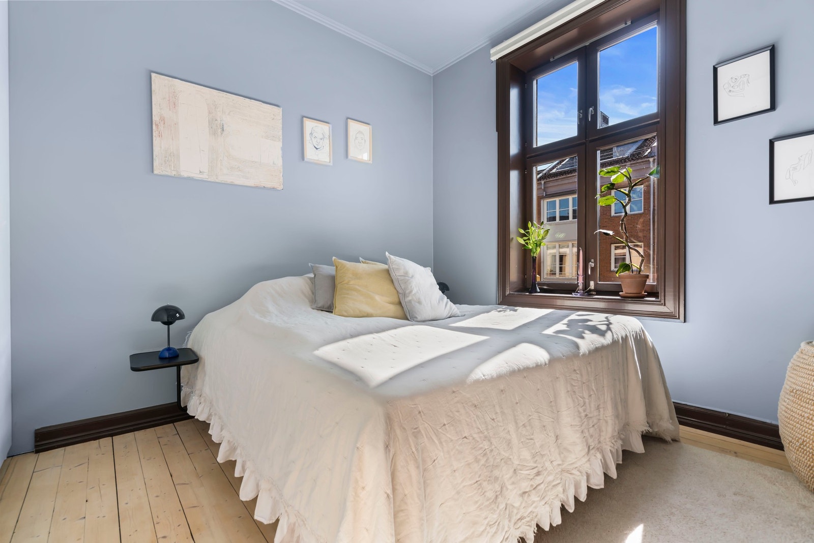 Hyggelig soverom med god plass til dobbeltseng og tilhørende nattbord. Galleribilde