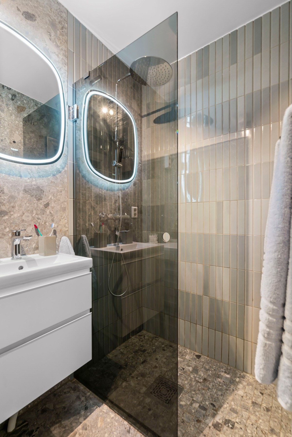 Innslagbar glassdør i herdet sotet glass. Galleribilde