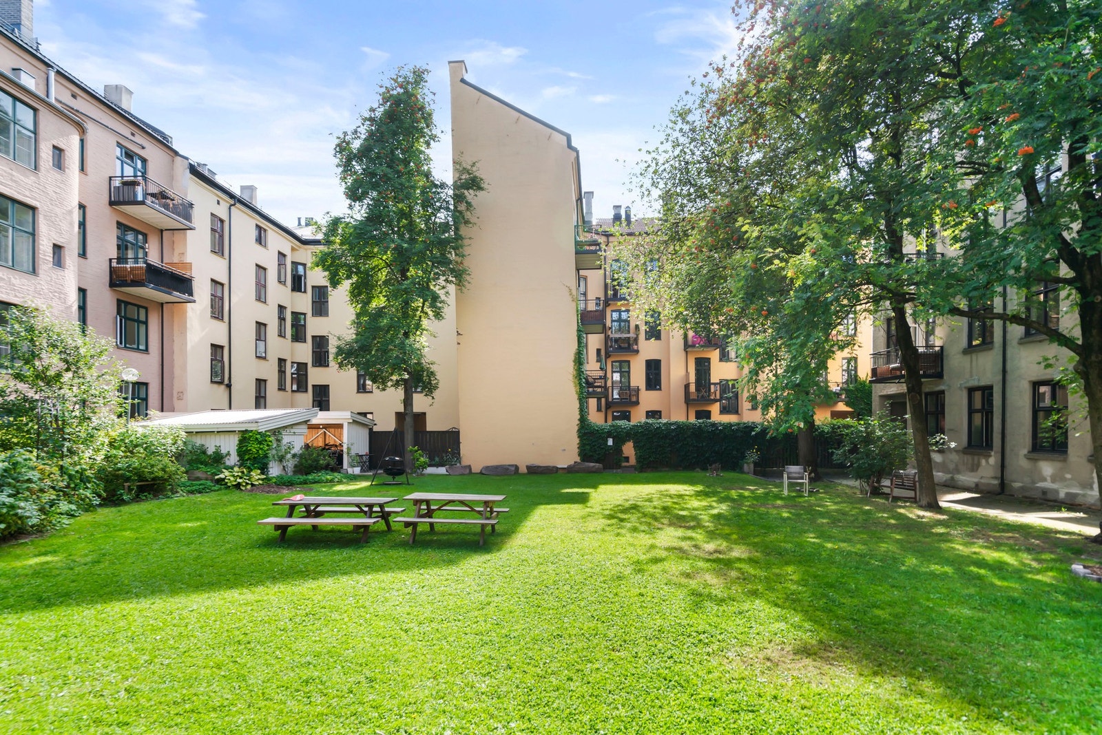 I midten av kvartalet er det et stort frodig uteområde til benyttelse av de omkringliggende bygårdene. Galleribilde