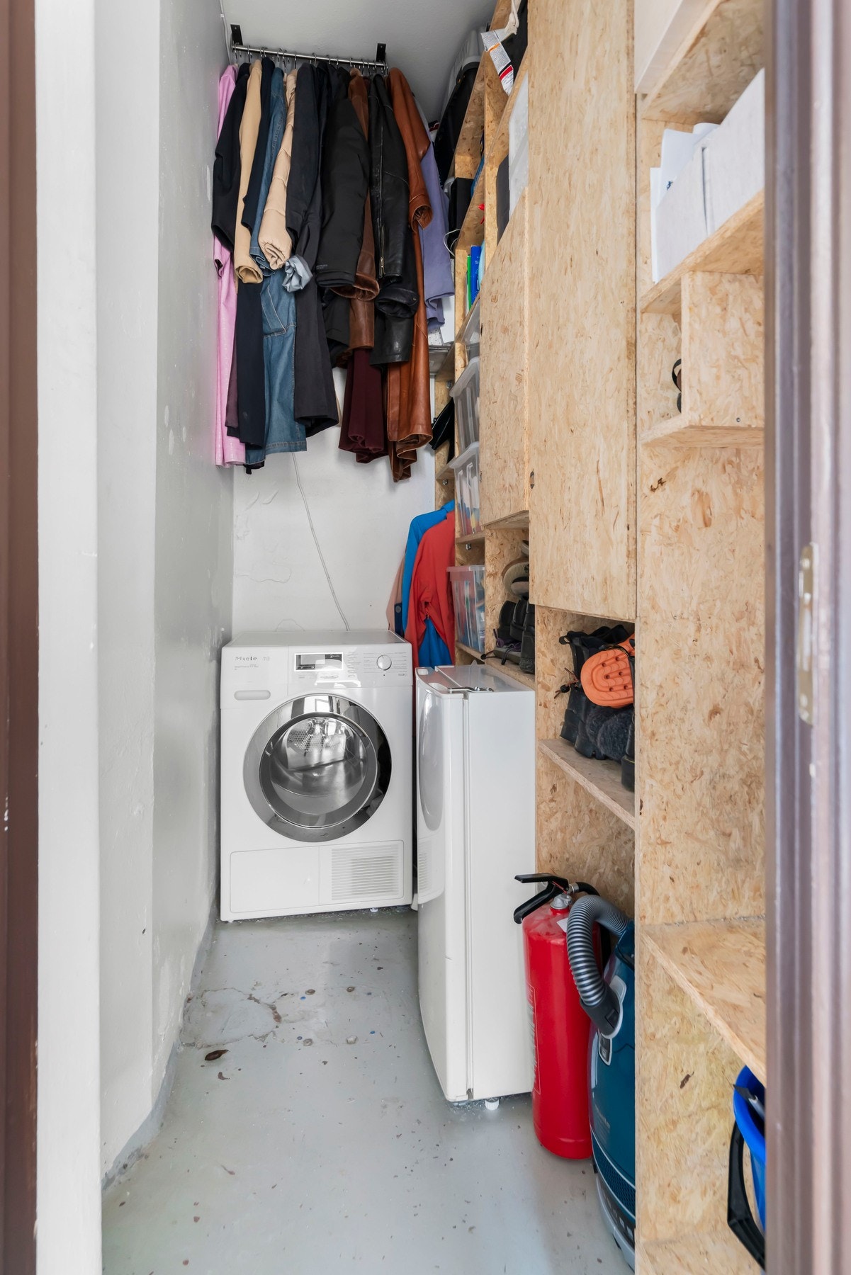 Praktisk innvendig bod med rikelig med oppbevaringsplass, plass til fryser og plass til tørketrommel. Galleribilde