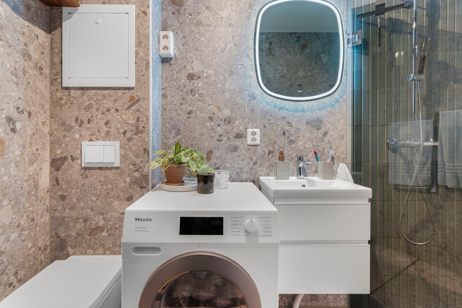 Her er det moderne og stilsikre flis- og materialvalg med blant annet flotte italienske steinfliser og lekre glaserte fliser o blå utførelse i dusjsonen. Galleribilde