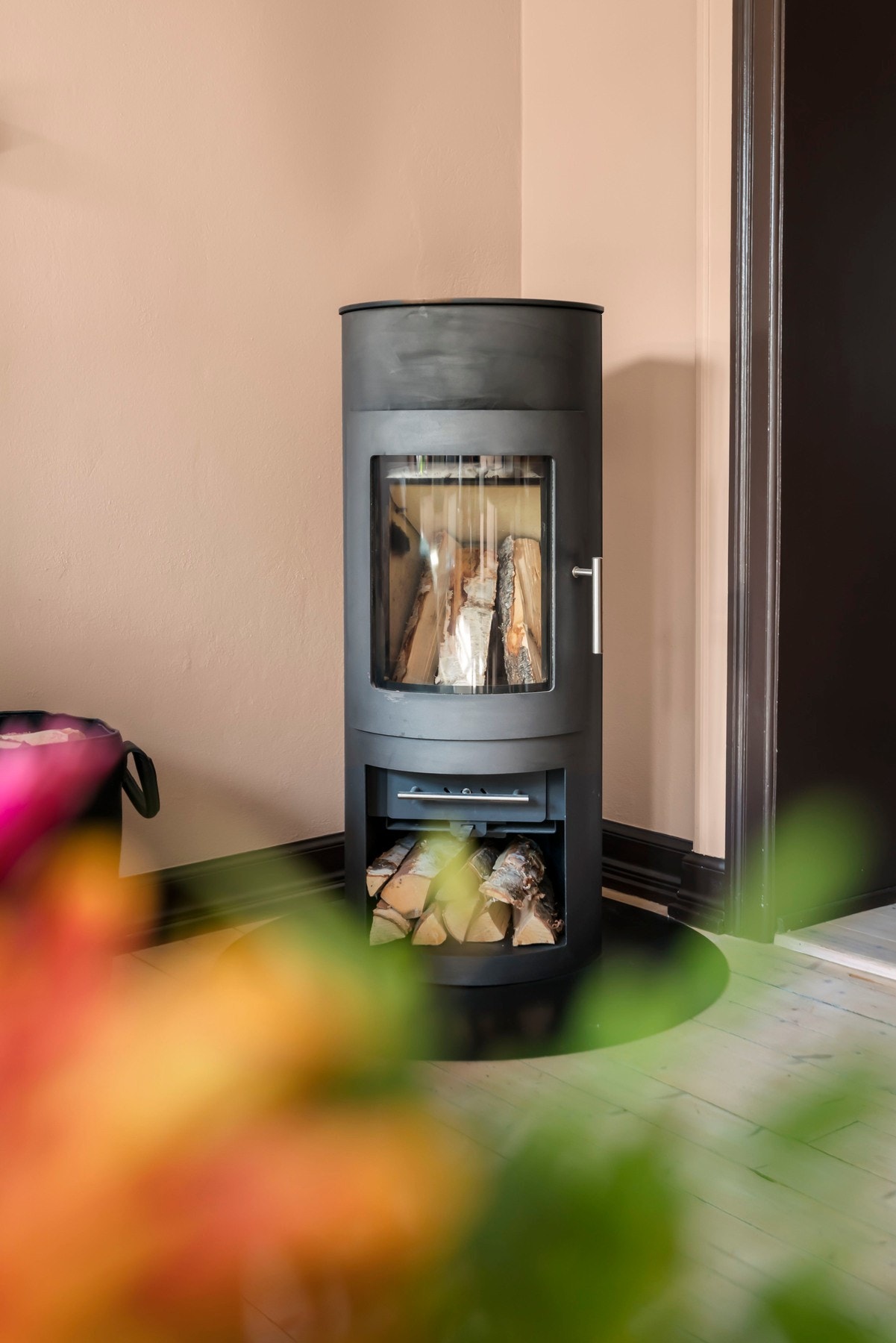 I stuen er det montert en rentbrennende og moderne peisovn. Dette gir en god ekstra varmekilde i vinterhalvåret. Galleribilde