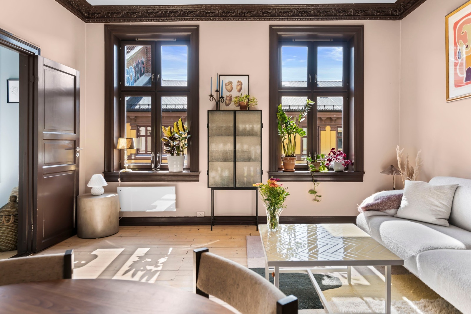 Rikelig med naturlig lys gjennom to langstrakte klassiske vinduer. Galleribilde