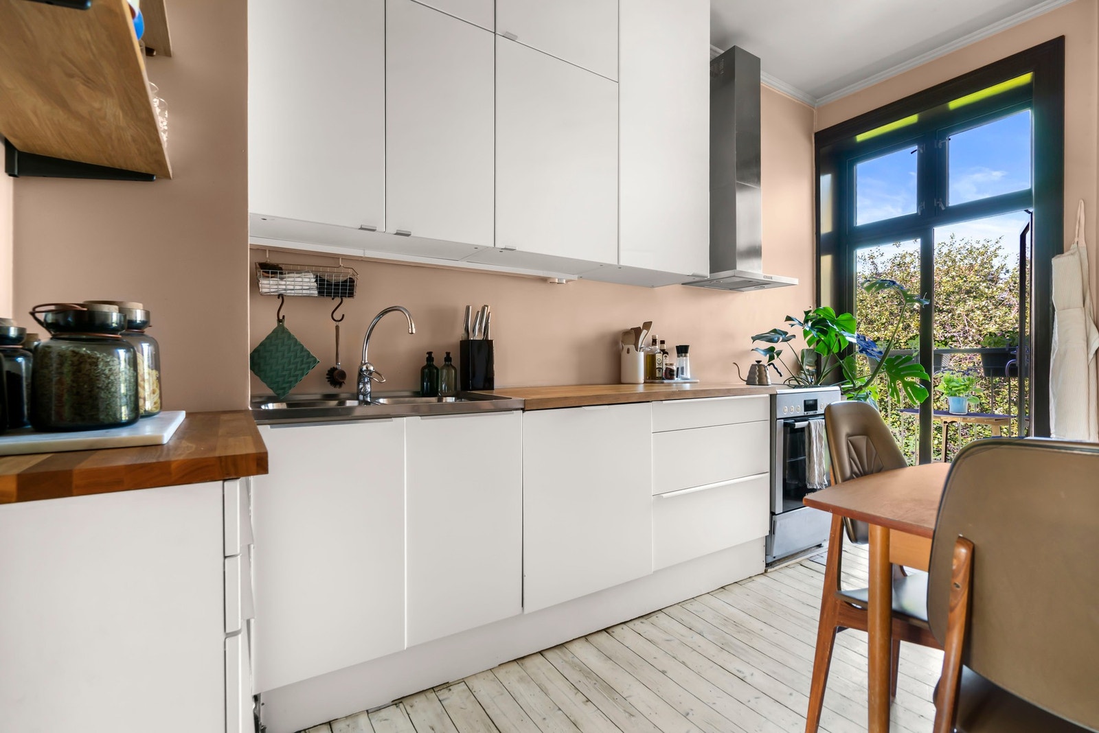 Rikelig med oppbevaringsplass i kjøkkeninnredning, samt integrert oppvaskmaskin og kjøleskuffer. Galleribilde