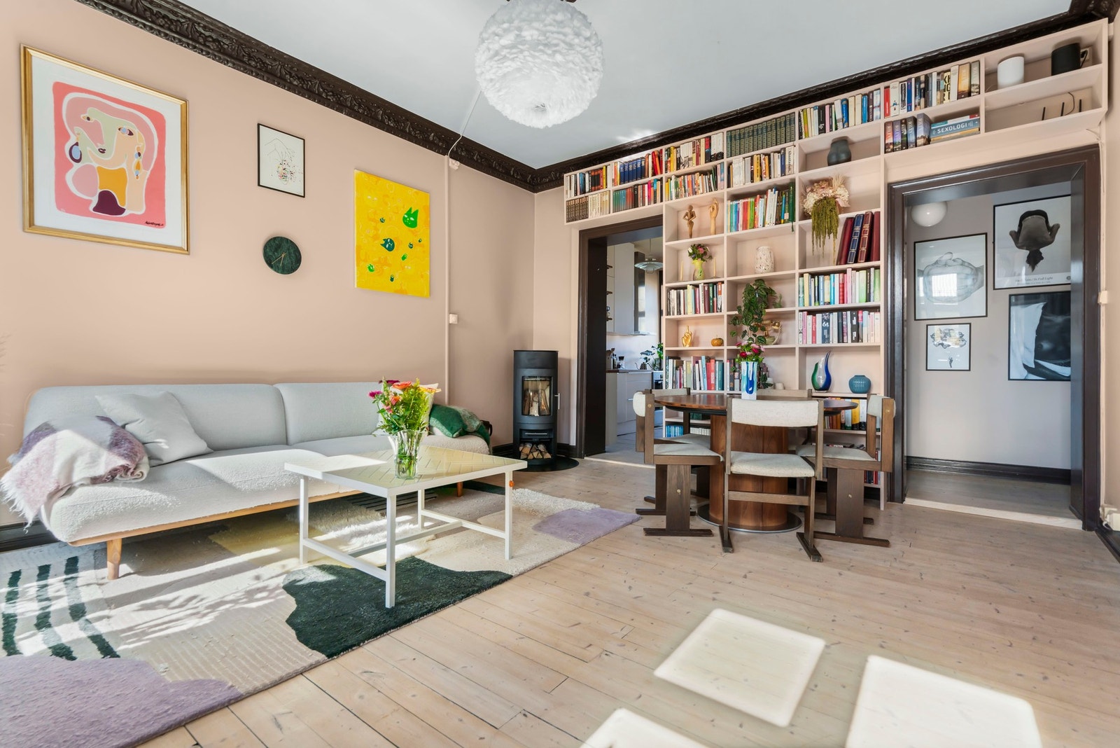 Stuen er et flott sosialt rom med flere og gode inredningsmuligheter. Galleribilde